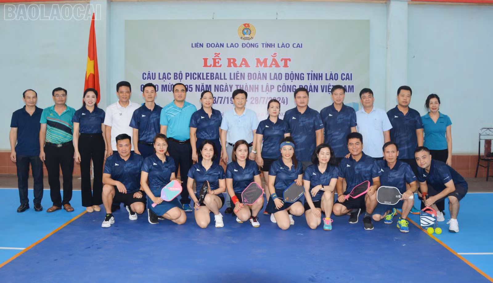 Các thành viên câu lạc bộ chụp ảnh lưu niệm.