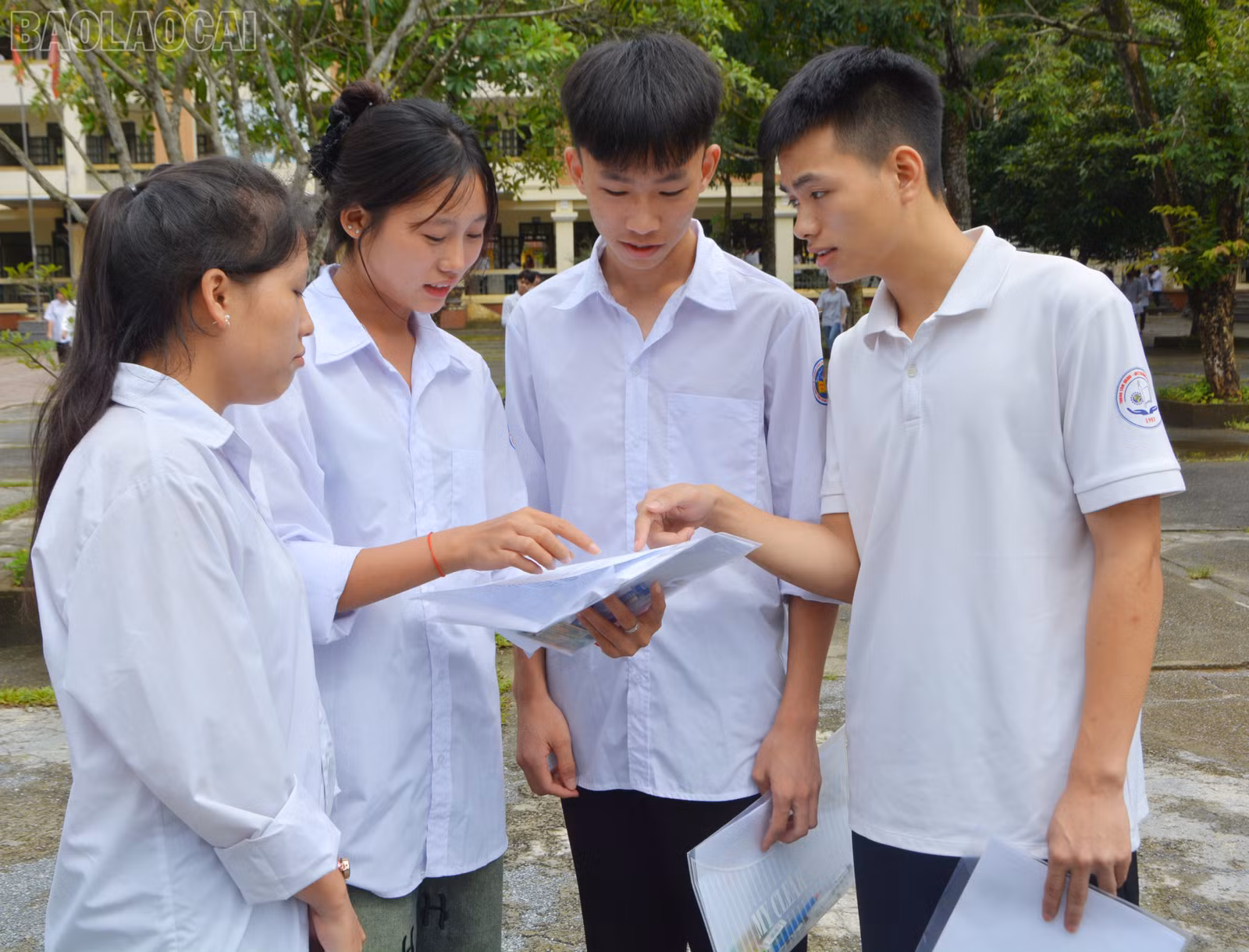 Thí sinh thảo luận về đề thi sau khi kết thúc môn thi.