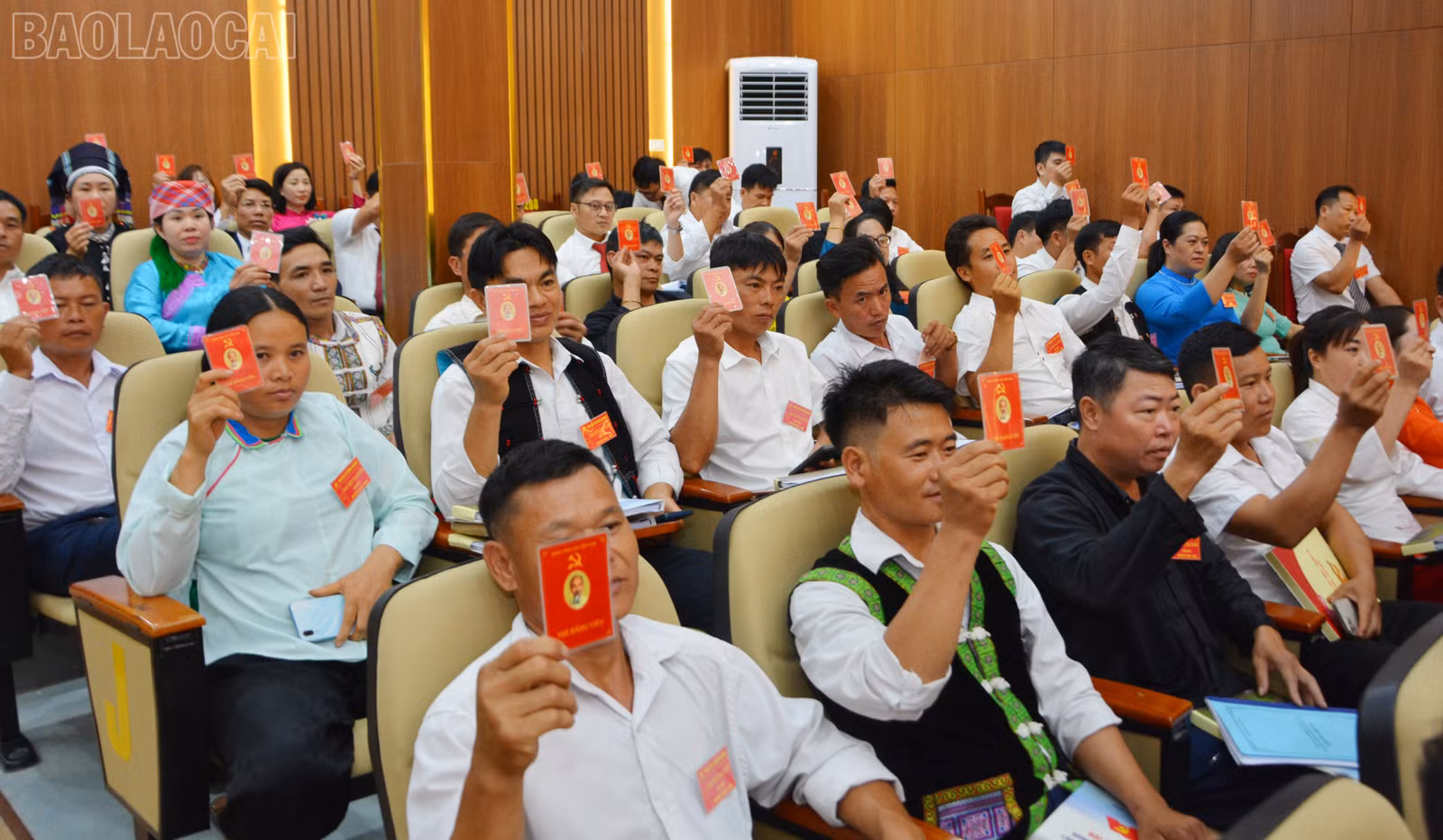 Đại biểu thông qua nghị quyết đại hội.