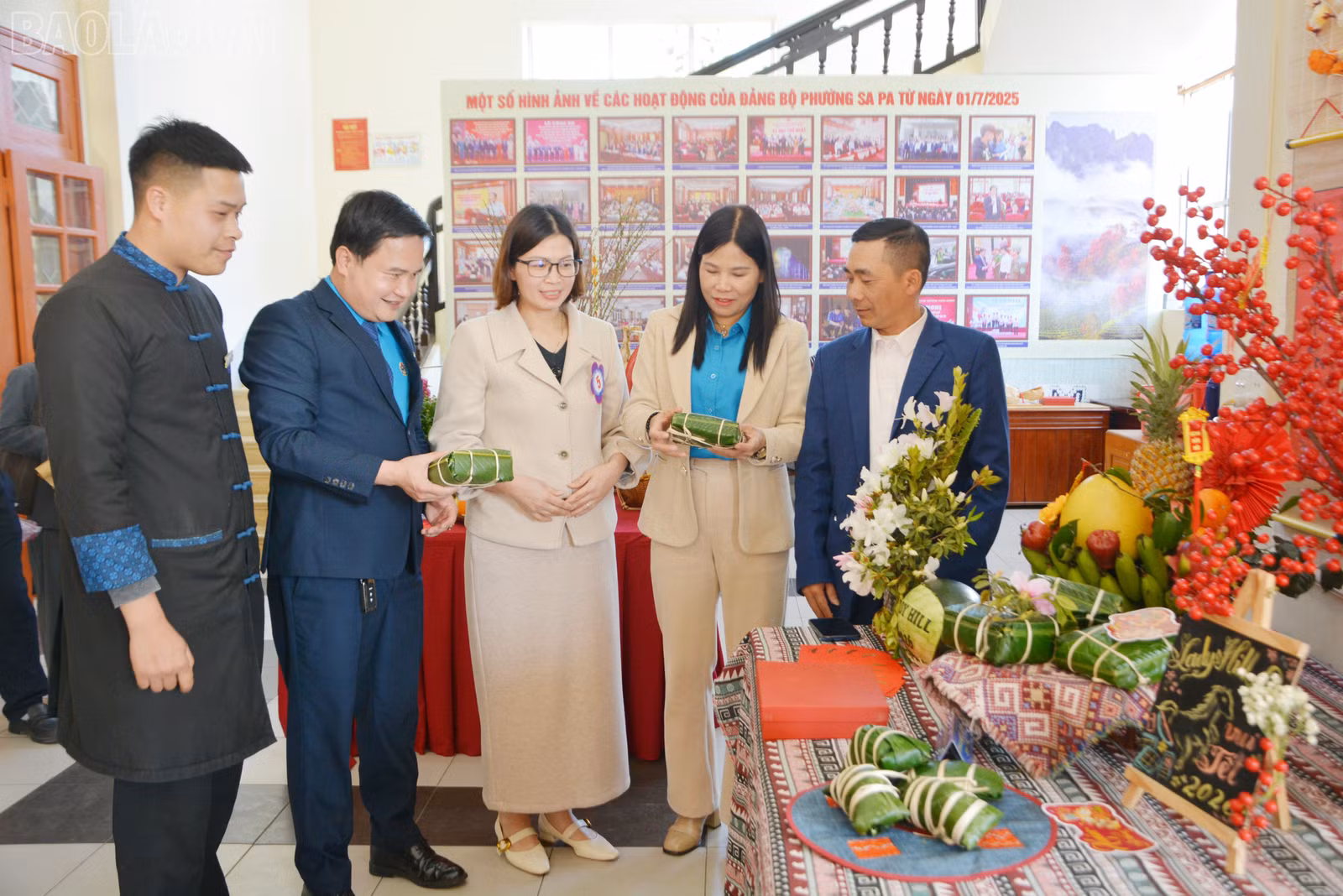 Các đại biểu tham quan khu trưng bày các sản phẩm hội thi gói bánh chưng.