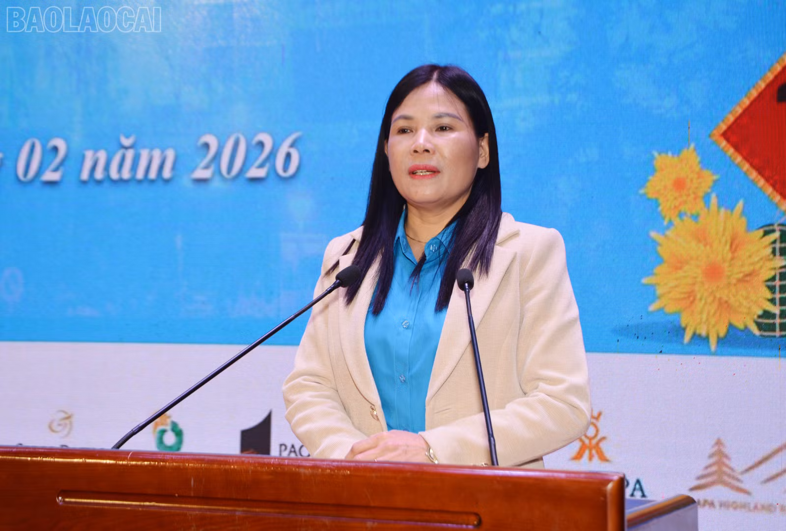 Đồng chí Nguyễn Thị Bích Nhiệm phát biểu động viên và chúc mừng năm mới cán bộ, đoàn viên, người lao động phường Sa Pa.