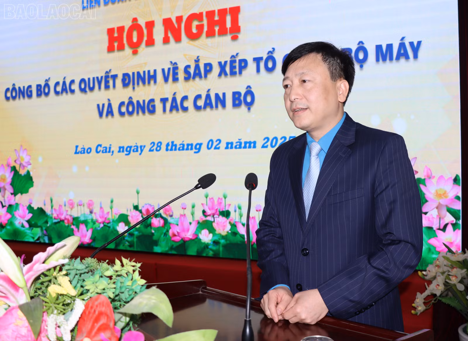 Lãnh đạo Liên đoàn Lao động tỉnh phát biểu giao nhiệm vụ cho các cán bộ, đơn vị sau sắp xếp tổ chức, bộ máy.