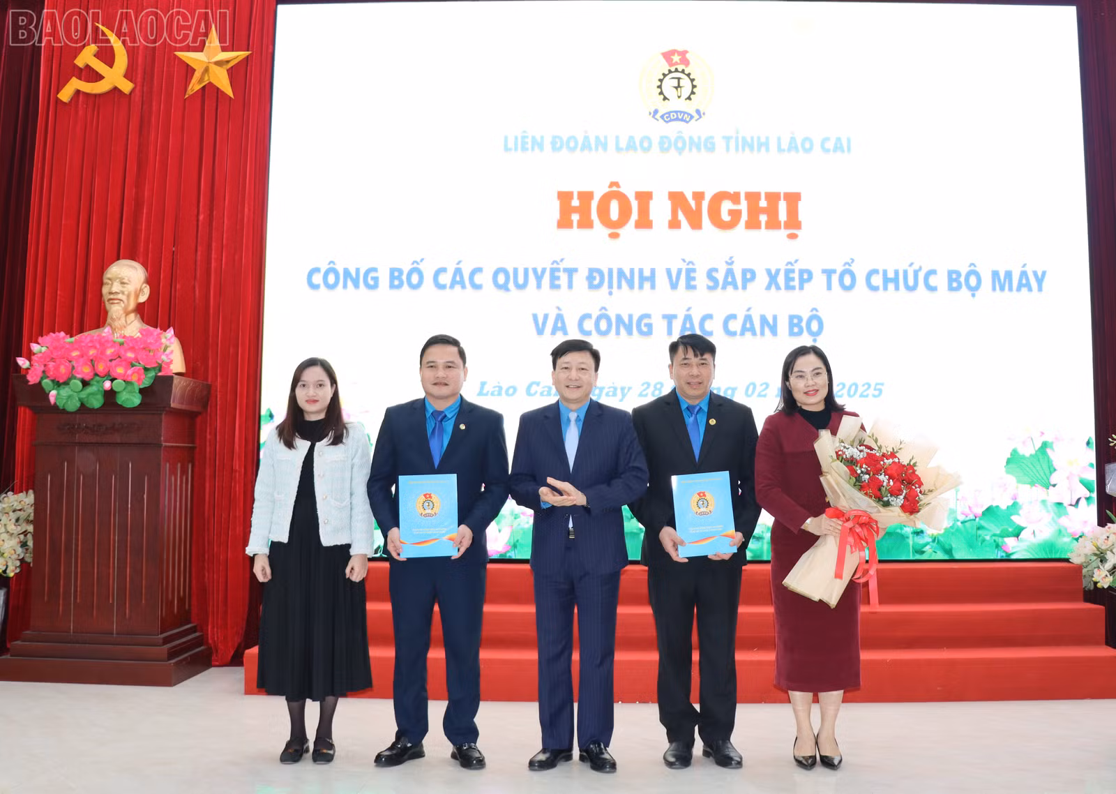 Trao Quyết định, tặng hoa chúc mừng Công đoàn UBND tỉnh.
