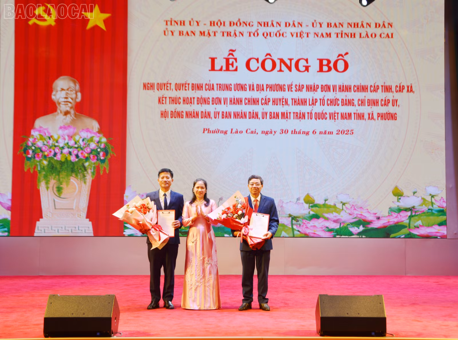Trao quyết định, tặng hoa chúc mừng đồng chí Trần Văn Thiện và Nguyễn Văn Nhất.