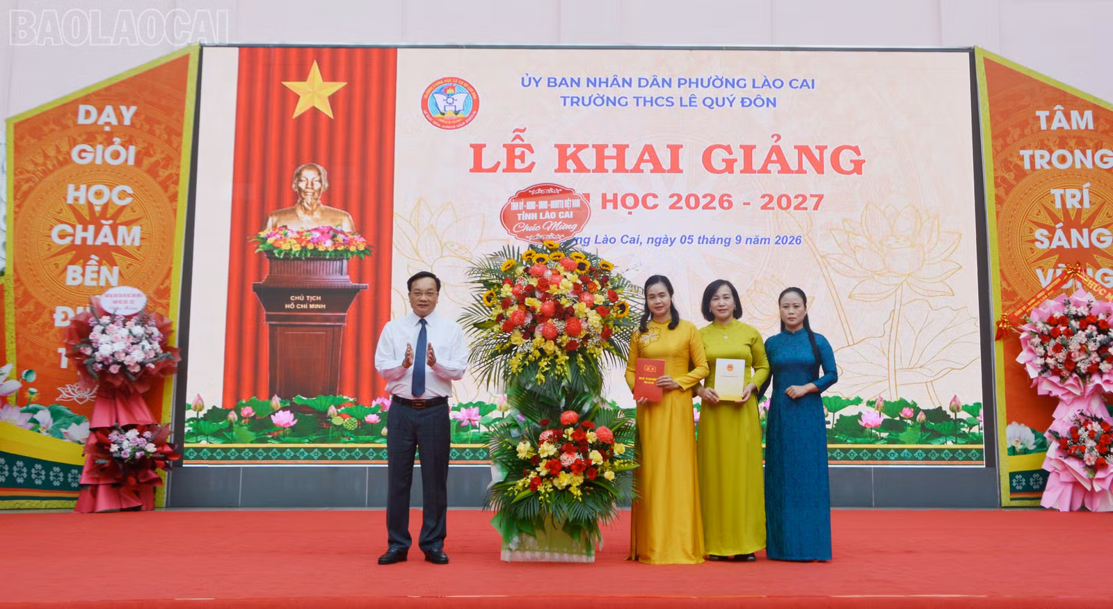 Đồng chí Đỗ Đức Minh - Ủy viên Ban Thường vụ Tỉnh ủy, Giám đốc Sở Tài Chính tặng hoa chúc mừng nhà trường.