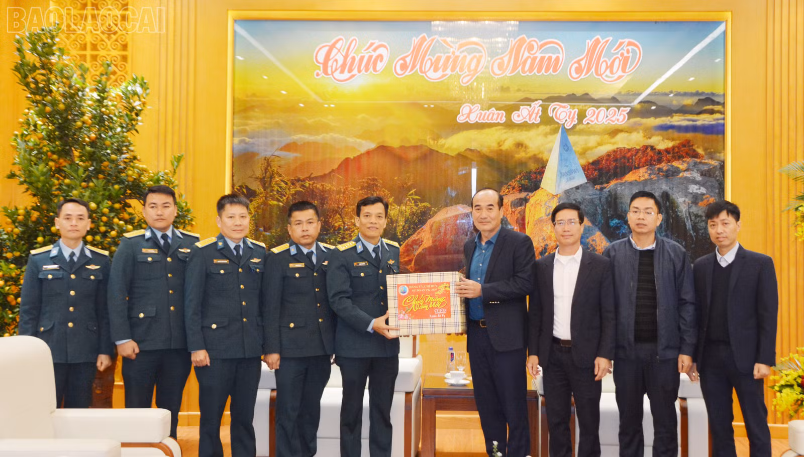Đoàn công tác Sư đoàn 361 tặng quà tết tỉnh Lào Cai.