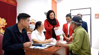 Cấp phát tiền mặt hỗ trợ sinh kế cho người dân bị ảnh hưởng bởi thiên tai