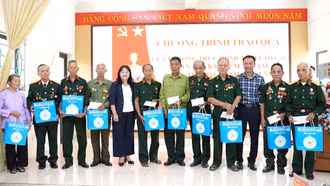 HĐND tỉnh tặng quà người có công trên địa bàn phường Văn Phú 