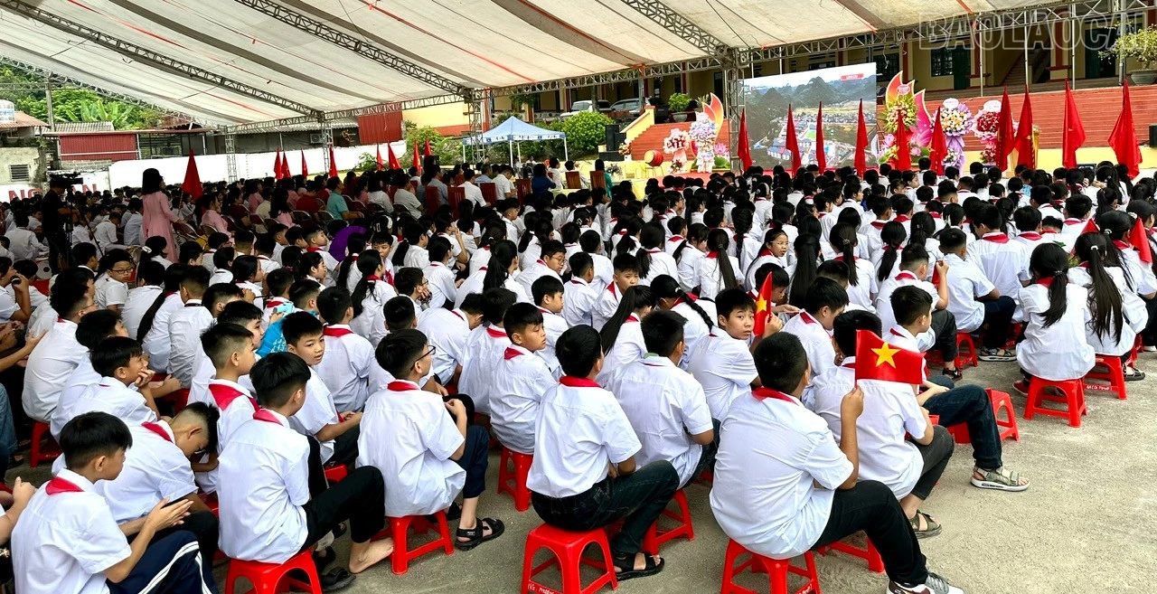 Học sinh Trường THCS số 1 Trấn Yên dự lễ Khai giảng trực tuyến với điểm cầu trung tâm tại Trường Phổ thông Nội trú Tiểu học và THCS Mường Khương, tỉnh Lào Cai.
