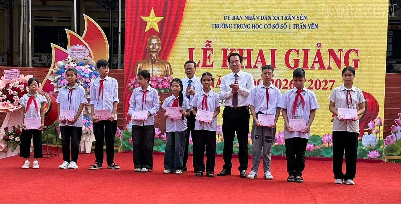 Đồng chí Dương Đức Huy - Trưởng Ban Tuyên giáo Tỉnh ủy, lãnh đạo xã Trấn Yên tặng quà của Quỹ Bảo trợ trẻ em tỉnh cho học sinh có hoàn cảnh khó khăn.