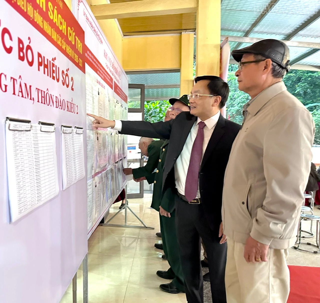 Cử tri nghiên cứu danh sách trước khi bầu cử.