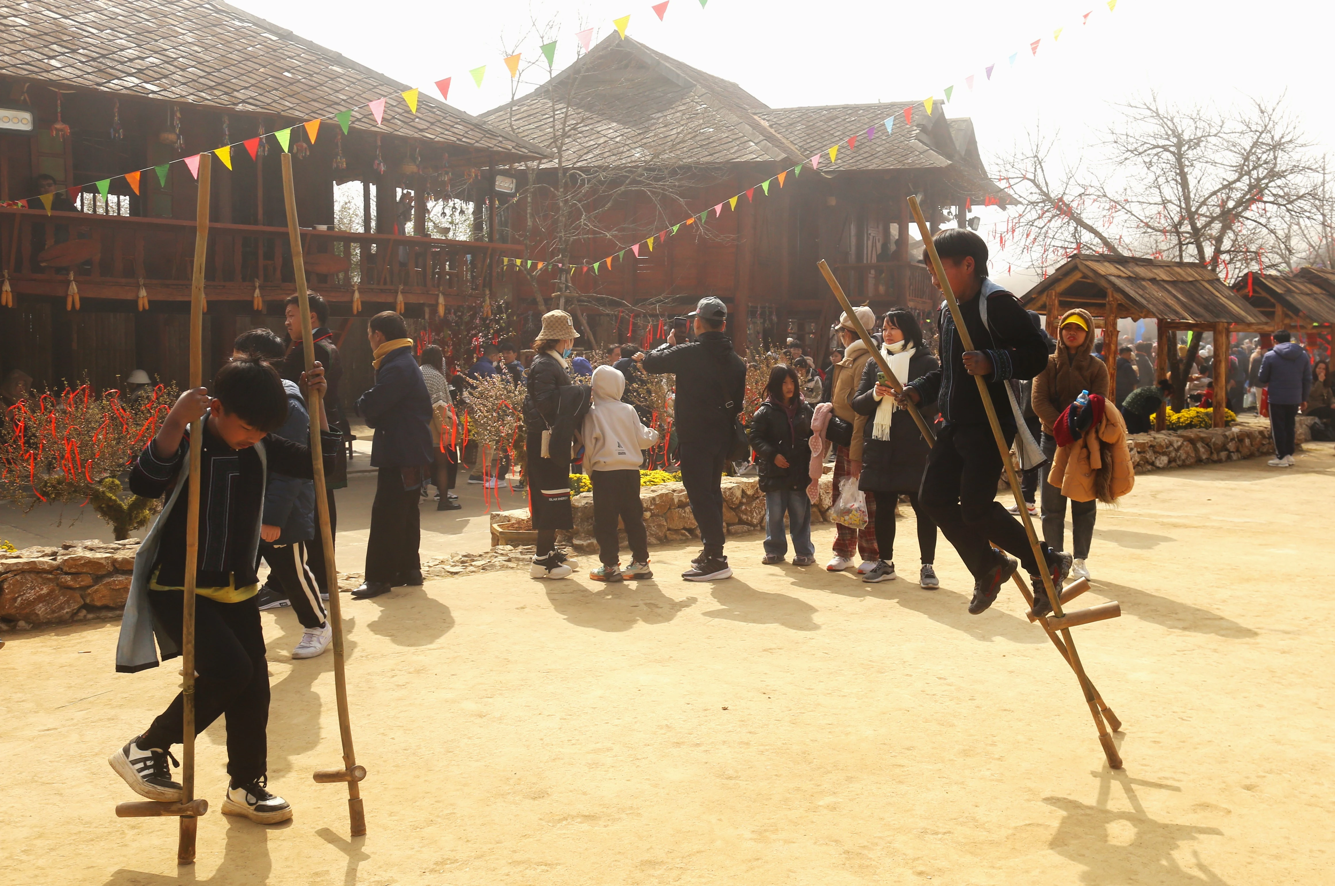 Trẻ con thích thú du xuân..JPG