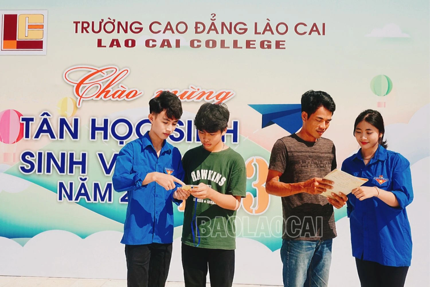 Đoàn sinh viên tình nguyện hỗ trợ phụ huynh, học sinh trong ngày nhập học.png