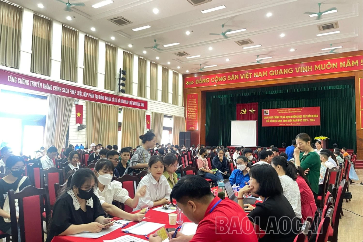 Quang cảnh buổi nhập học tại Trụ sở chính trường Cao đẳng Lào Cai.png