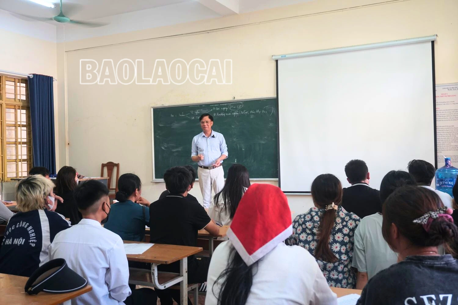 Thầy Hoàng Quang Đạt - Hiệu trưởng trường Cao đẳng Lào Cai trao đổi cùng phụ huynh, học sinh tại buổi họp phụ huynh đầu khóa của các lớp Trung cấp.png