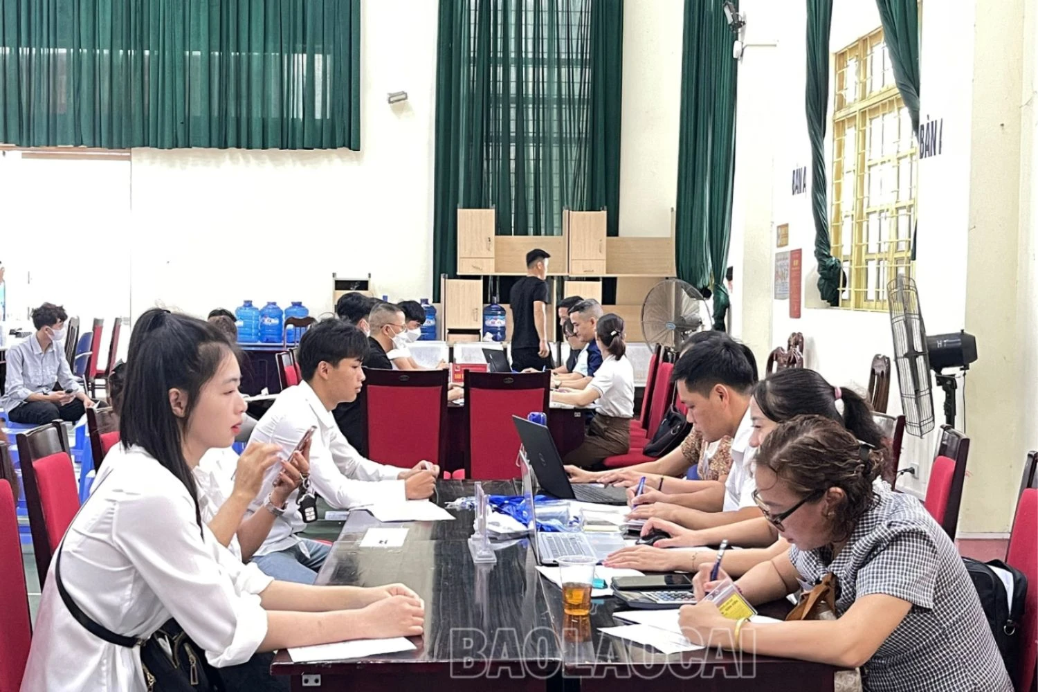 Tân sinh viên làm thủ tục nhập học.png