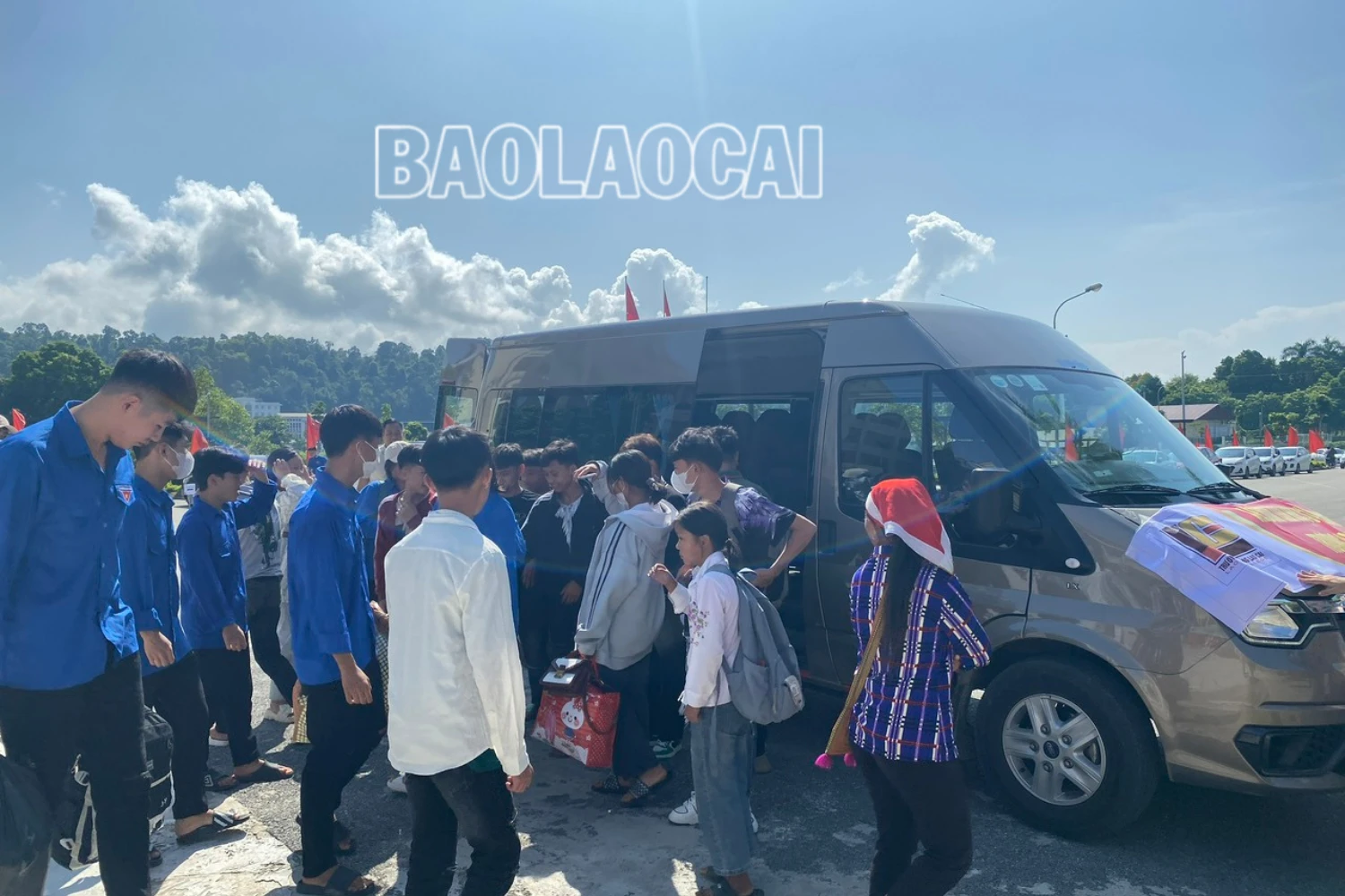 Nhà trường bố trí xe đưa đón học sinh tại các điểm ở thôn, xã vùng sâu vùng xa và các tỉnh khác.png