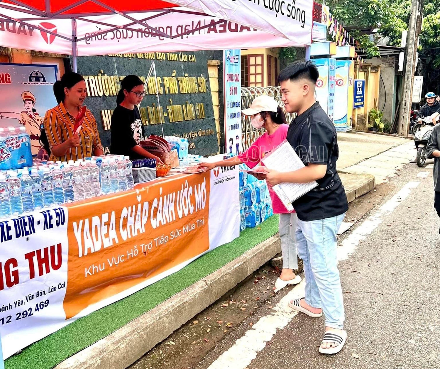Thí sinh nhận đồ miễn phí từ gian hàng của chị Mai Thu..jpg