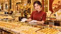 Giá vàng hôm nay 9/10: SJC đi ngang, vàng thế giới bật tăng