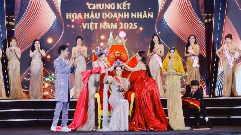 Khoảnh khắc đăng quang của tân Hoa hậu Doanh nhân Việt Nam 2025. (Ảnh: BTC)