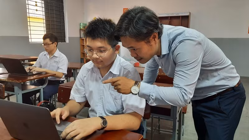 Học sinh Trường THPT chuyên Lê Hồng Phong Thành phố Hồ Chí Minh học AI tại trường (Ảnh CAO TÂN)