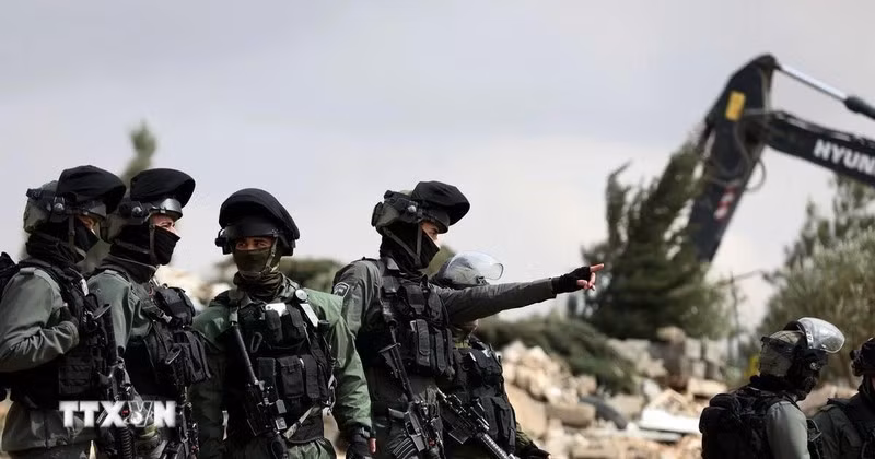 Binh sỹ Israel được triển khai tại thành phố Hebron, Bờ Tây. (Ảnh: THX/TTXVN)