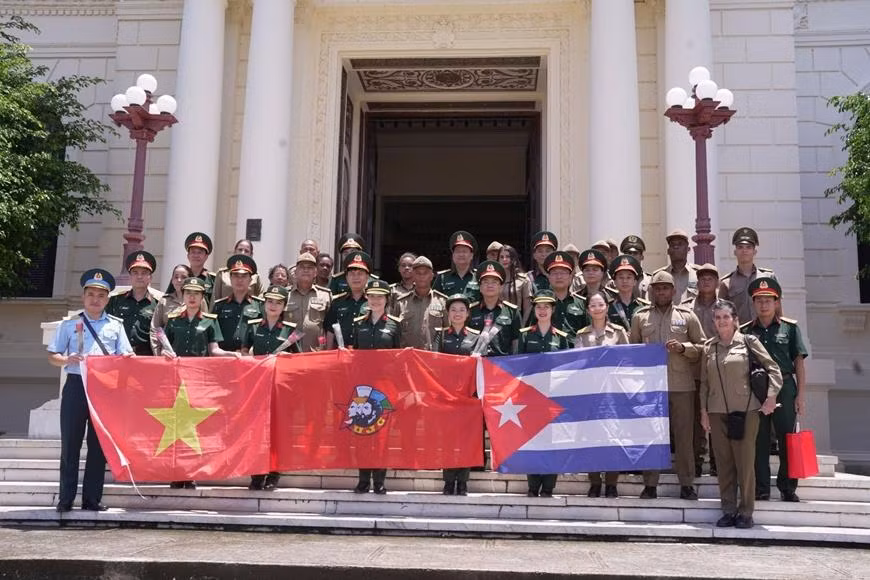 Đoàn sĩ quan trẻ Quân đội nhân dân Việt Nam thăm Viện Kỹ thuật quân sự José Marti.