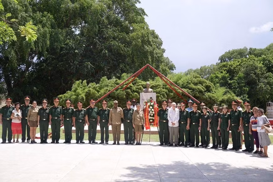 Đoàn sĩ quan trẻ Quân đội nhân dân Việt Nam dâng hoa tại Tượng đài Hồ Chí Minh ở thủ đô La Habana, Cuba.