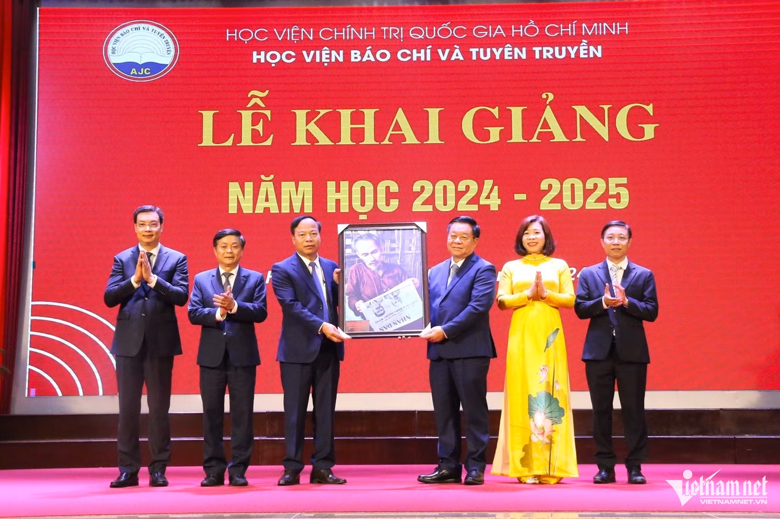 Ủy viên Bộ Chính trị, Trưởng Ban Tuyên giáo Trung ương Nguyễn Trọng Nghĩa tặng quà lưu niệm cho Học viện Báo chí và Tuyên truyền. Ảnh: Thanh Hùng