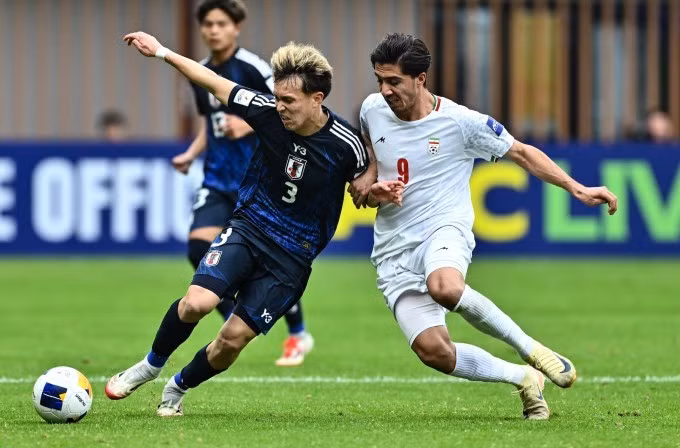 Nhật Bản (áo xanh) thắng Iran 4-3 ở loạt luân lưu sau khi hòa 1-1 ở 120 phút, trong trận tứ kết U20 châu Á 2025, tại sân Trung tâm đào tạo trẻ Thâm Quyến, Trung Quốc ngày 23/2. Ảnh: AFC