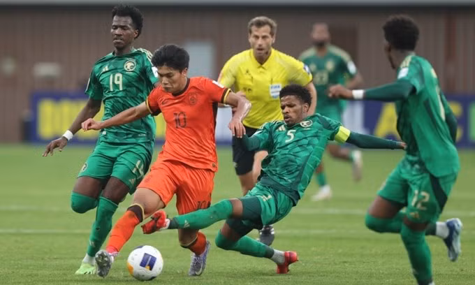 Arab Saudi (áo xanh) thắng chủ nhà Trung Quốc 1-0- trong trận tứ kết U20 châu Á 2025, tại sân Trung tâm đào tạo trẻ Thâm Quyến, Trung Quốc ngày 23/2. Ảnh: GT