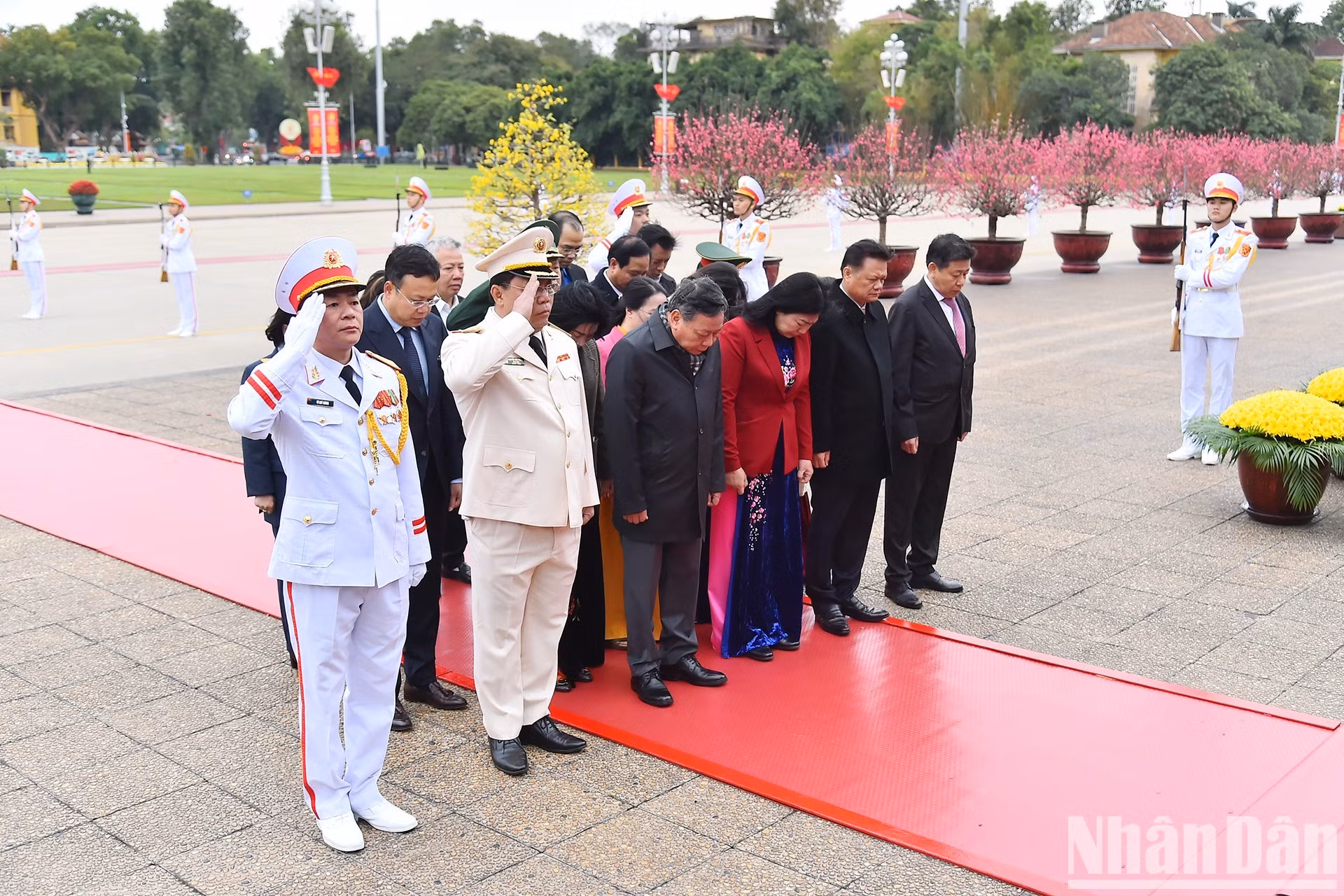 Đoàn đại biểu Thành ủy, Hội đồng nhân dân, Ủy ban nhân dân, Ủy ban Mặt trận Tổ quốc Việt Nam thành phố Hà Nội thành kính tưởng nhớ Chủ tịch Hồ Chí Minh.