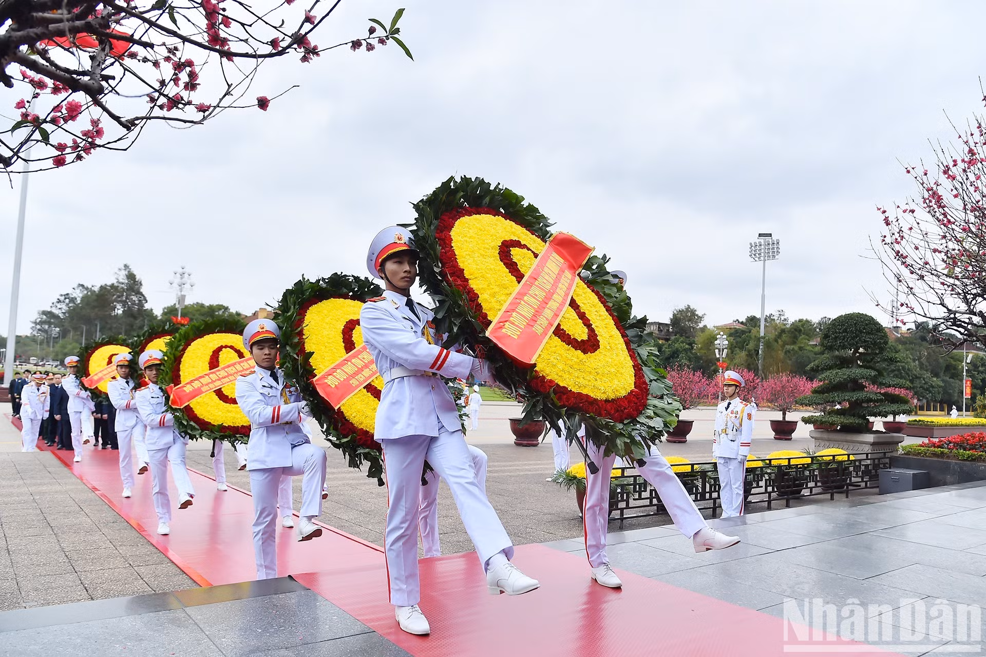 Vòng hoa của Ban Chấp hành Trung ương Đảng Cộng sản Việt Nam mang dòng chữ “Đời đời nhớ ơn Chủ tịch Hồ Chí Minh vĩ đại”.