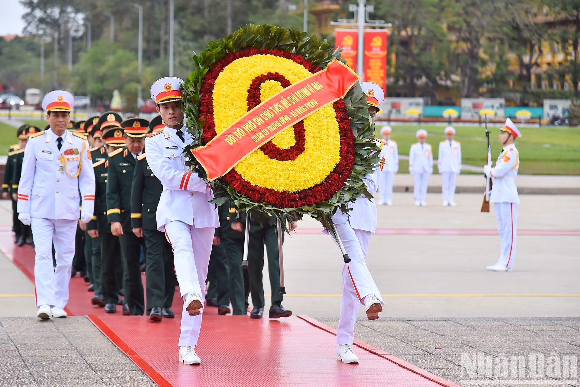 Đoàn đại biểu Quân ủy Trung ương-Bộ Quốc phòng vào Lăng viếng Chủ tịch Hồ Chí Minh.