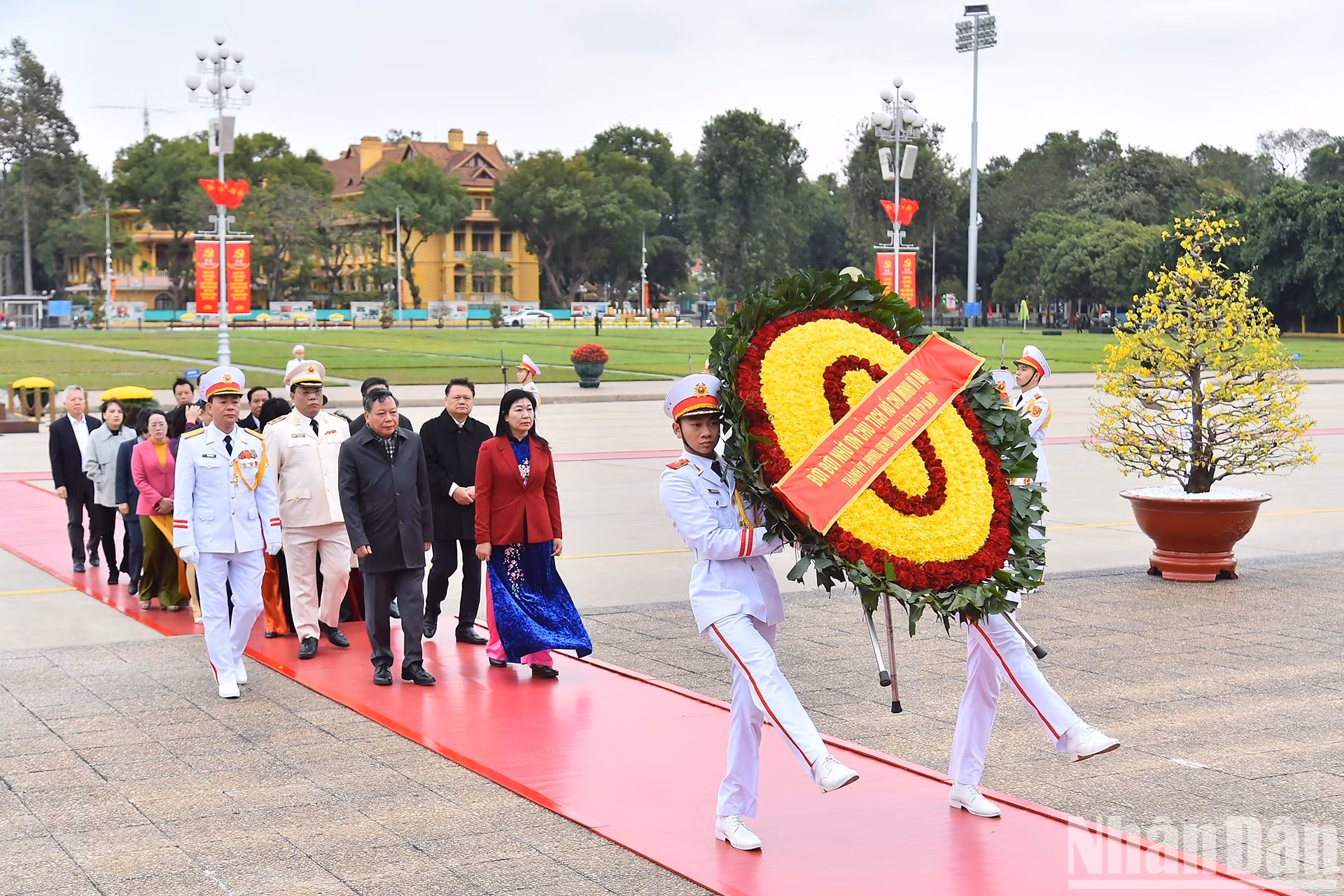 Đoàn đại biểu Thành ủy, Hội đồng nhân dân, Ủy ban nhân dân, Ủy ban Mặt trận Tổ quốc Việt Nam thành phố Hà Nội vào Lăng viếng Chủ tịch Hồ Chí Minh.