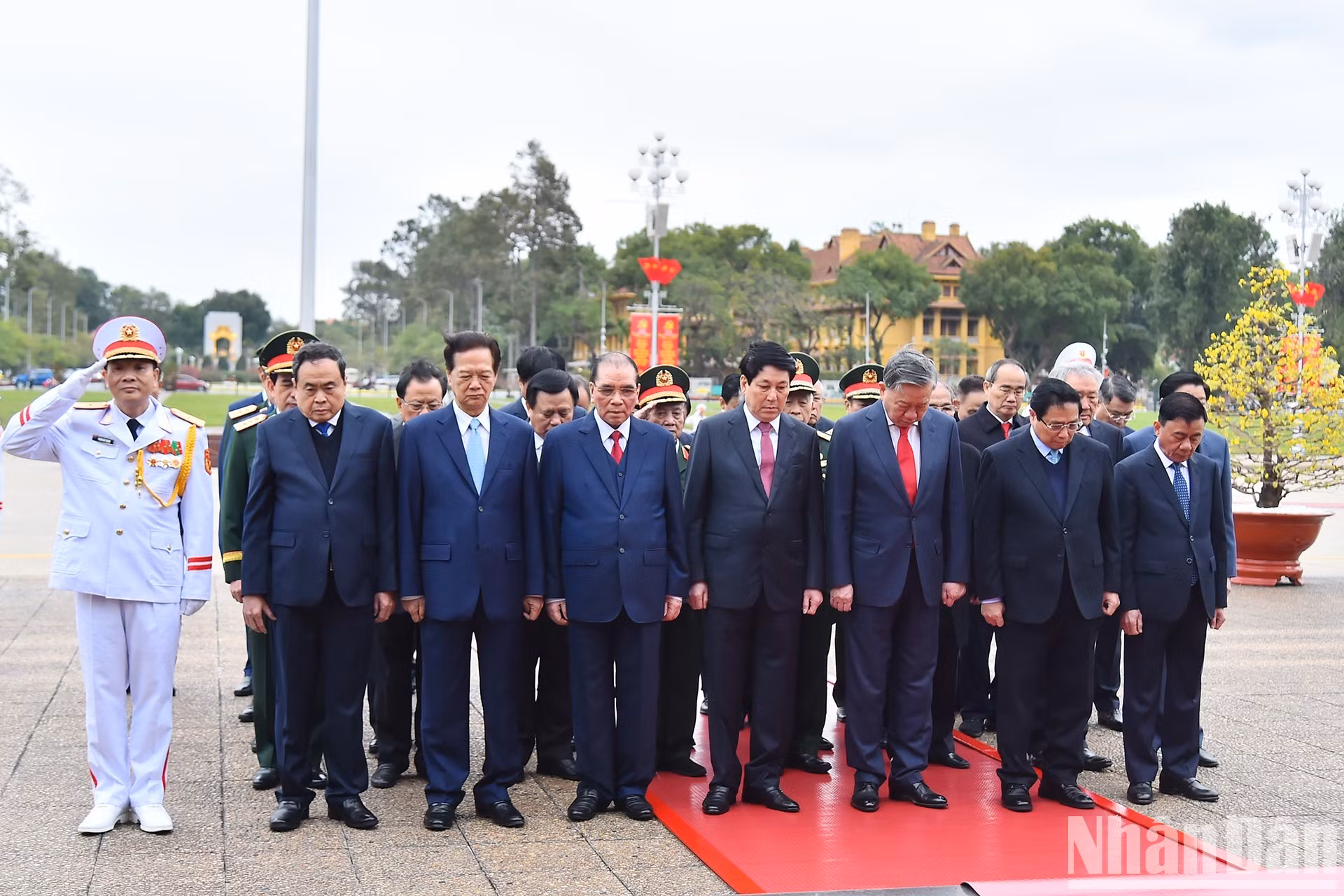 Các đồng chí lãnh đạo, nguyên lãnh đạo Đảng, Nhà nước thành kính tưởng nhớ Chủ tịch Hồ Chí Minh.