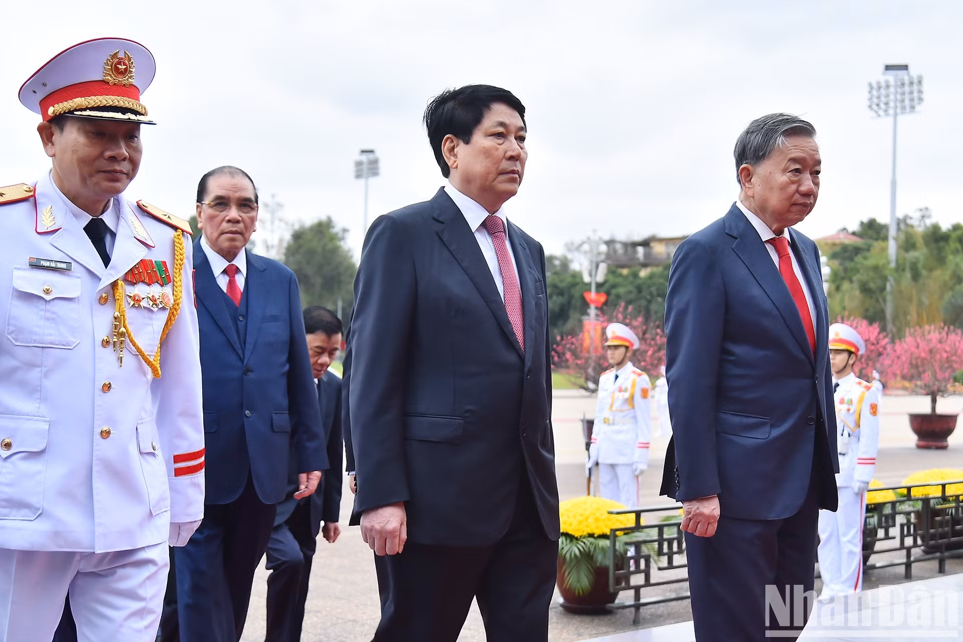Tổng Bí thư Tô Lâm, nguyên Tổng Bí thư Nông Đức Mạnh, Chủ tịch nước Lương Cường dẫn đầu đoàn đại biểu cấp cao vào Lăng viếng Chủ tịch Hồ Chí Minh.