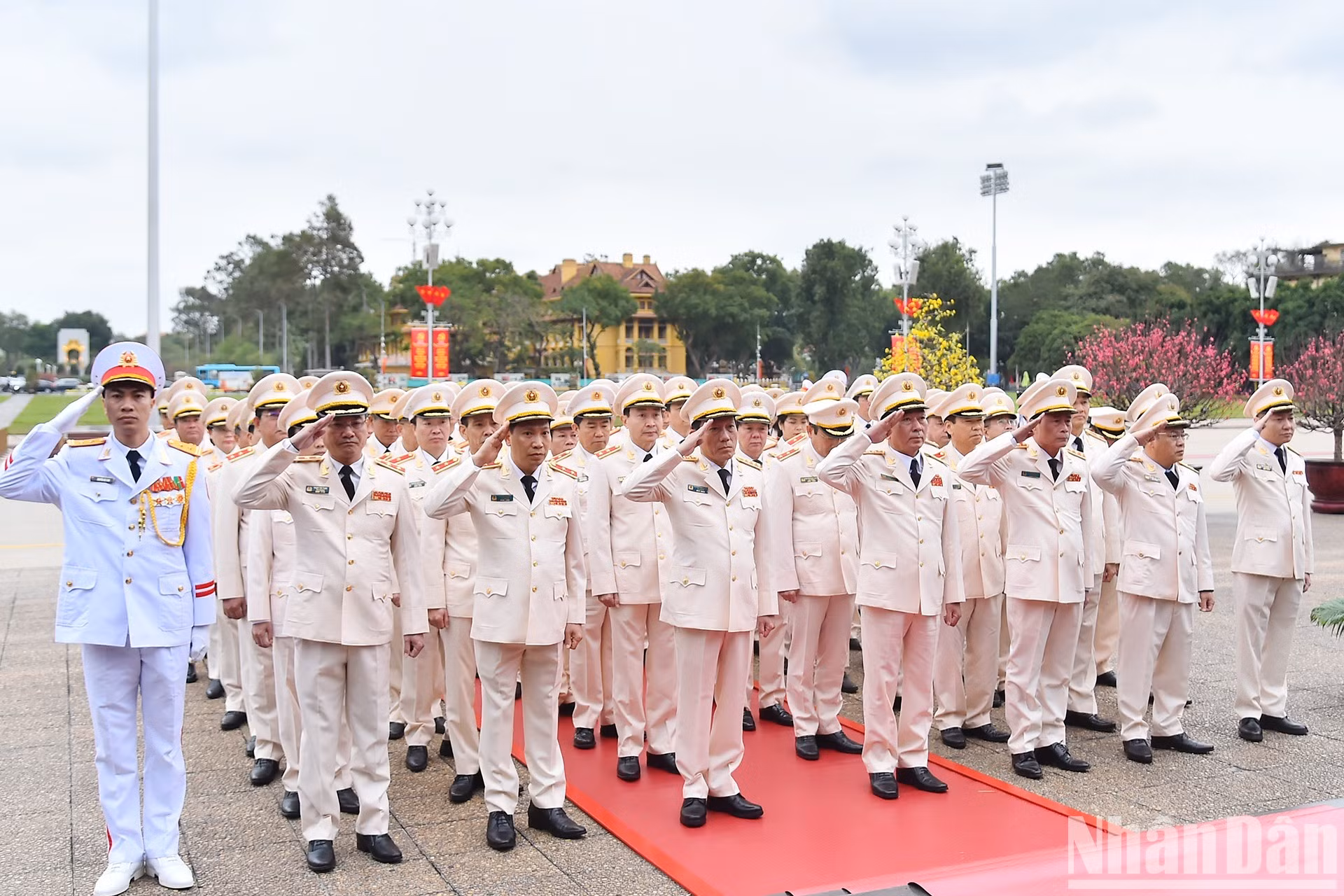 Đoàn đại biểu Đảng ủy Công an Trung ương-Bộ Công an thành kính tưởng nhớ Chủ tịch Hồ Chí Minh.
