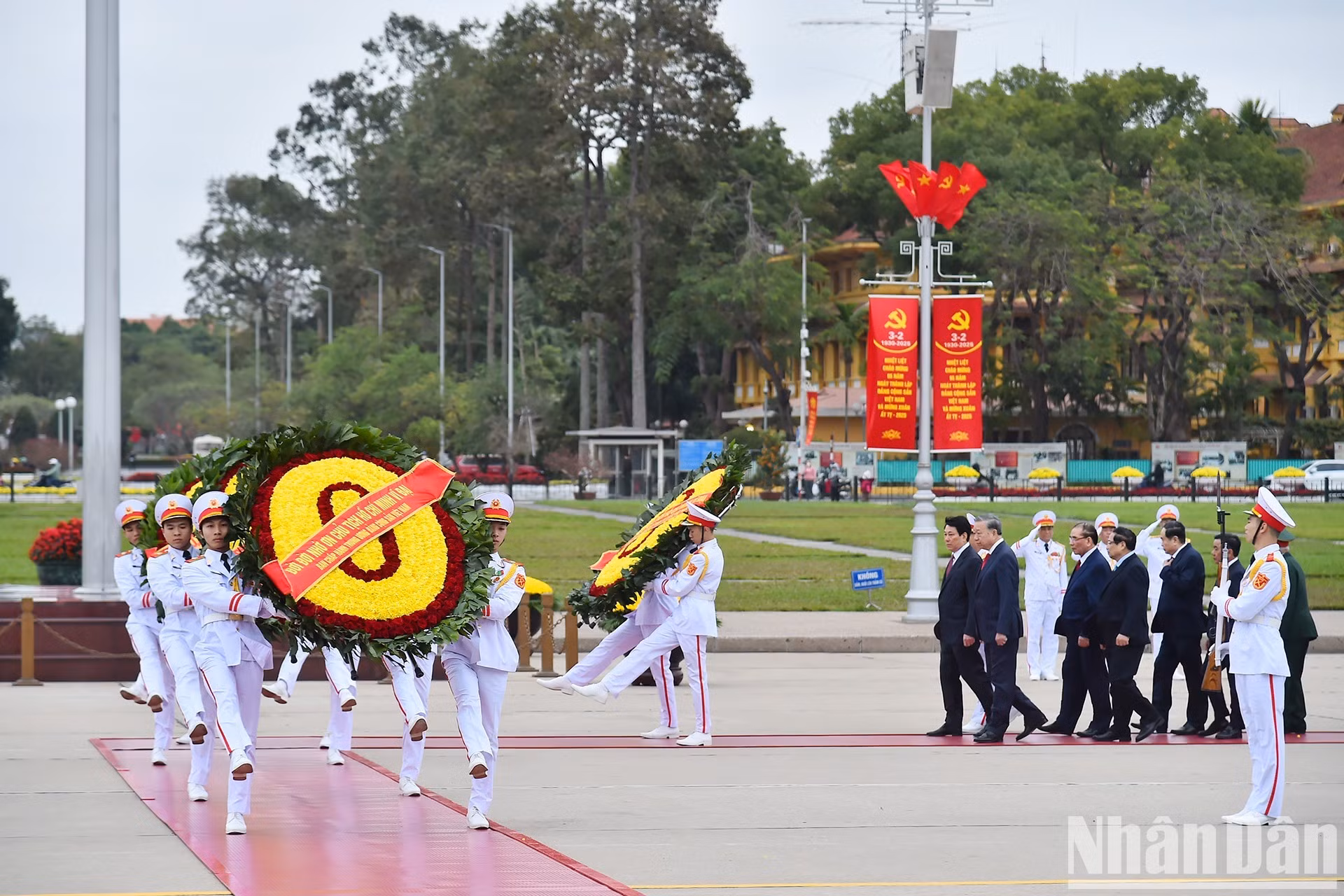Với lòng biết ơn vô hạn, Đoàn đại biểu thành kính tưởng nhớ công lao to lớn của Chủ tịch Hồ Chí Minh, lãnh tụ vĩ đại, người thầy kính yêu của Đảng và dân tộc ta. Người đã hy sinh cả cuộc đời cho sự nghiệp đấu tranh giải phóng dân tộc, thống nhất đất nước, xây dựng Tổ quốc Việt Nam độc lập, thống nhất.