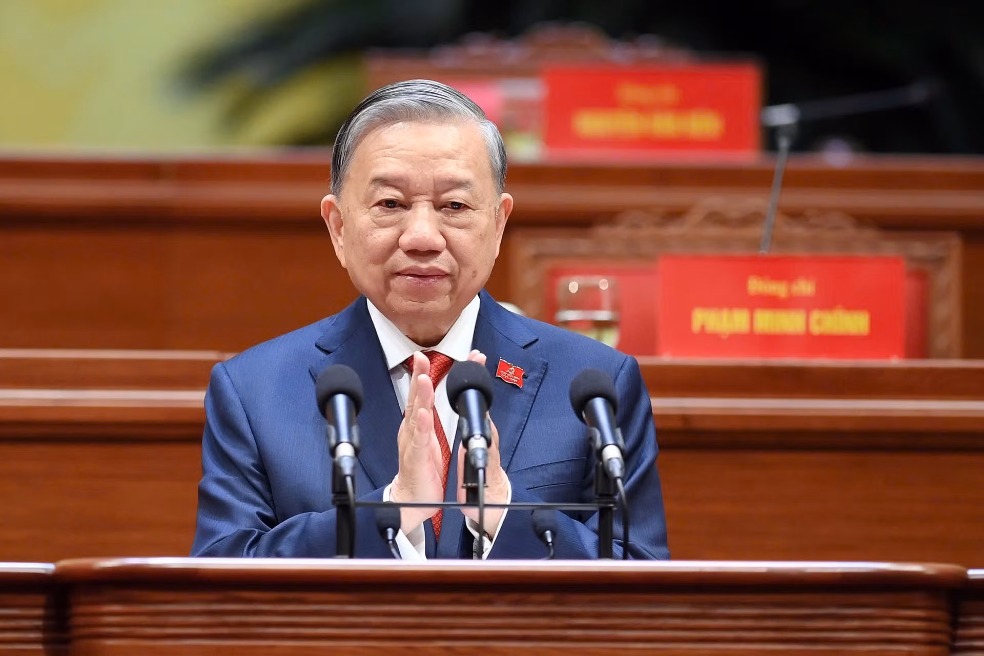 Ban Chấp hành Trung ương Đảng khóa XIV thống nhất tuyệt đối bầu đồng chí Tô Lâm, Tổng Bí thư Ban Chấp hành Trung ương Đảng khóa XIII tiếp tục giữ chức Tổng Bí thư Ban Chấp hành Trung ương Đảng khóa XIV. (Ảnh: THỦY NGUYÊN)