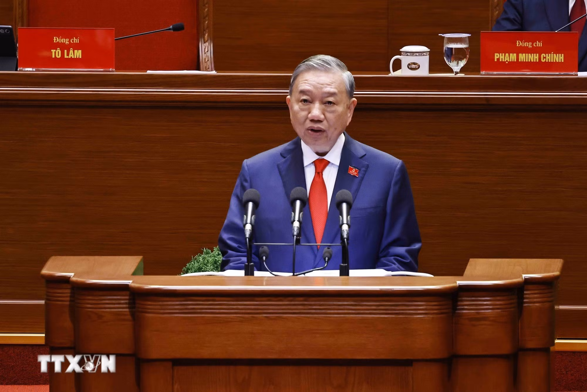 Tổng Bí thư Tô Lâm trình bày Báo cáo của Ban Chấp hành Trung ương Đảng khóa XIII về các văn kiện trình Đại hội XIV của Đảng. (Ảnh: TTXVN)