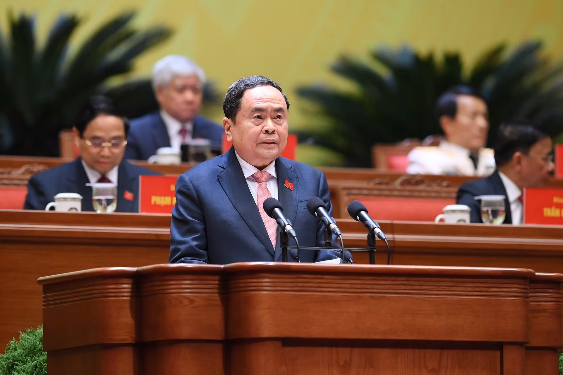 Đồng chí Trần Thanh Mẫn thay mặt Đoàn Chủ tịch báo cáo kết quả bầu Bộ Chính trị, Tổng Bí thư, Ban Bí thư, Ủy ban Kiểm tra Trung ương, Chủ nhiệm Ủy ban Kiểm tra Trung ương khóa XIV. Ảnh: TTXVN