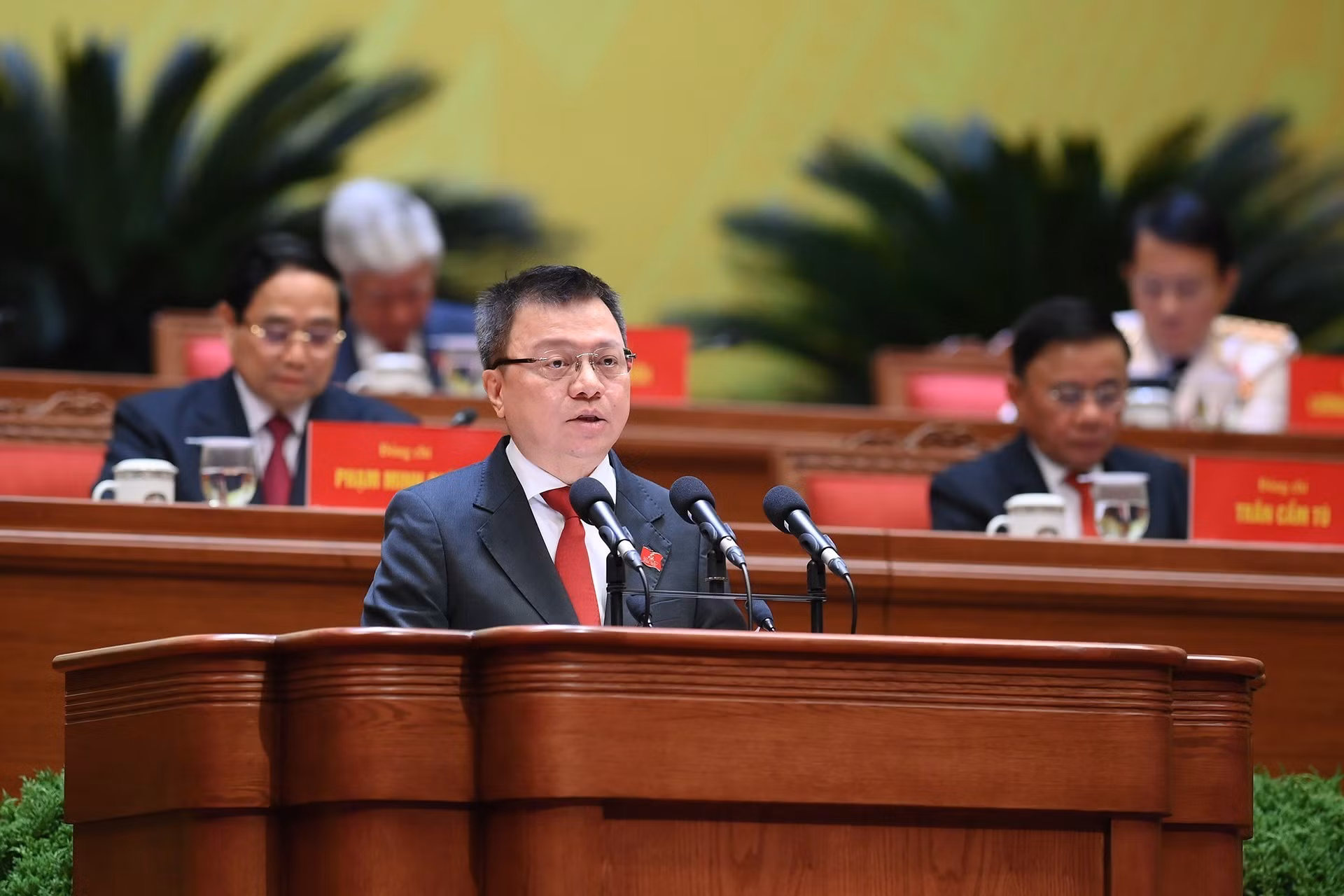 Đồng chí Lê Quốc Minh, Ủy viên Đoàn Thư ký đọc danh sách các chính đảng, tổ chức và bạn bè quốc tế gửi thư, điện chúc mừng Đại hội XIV của Đảng.
