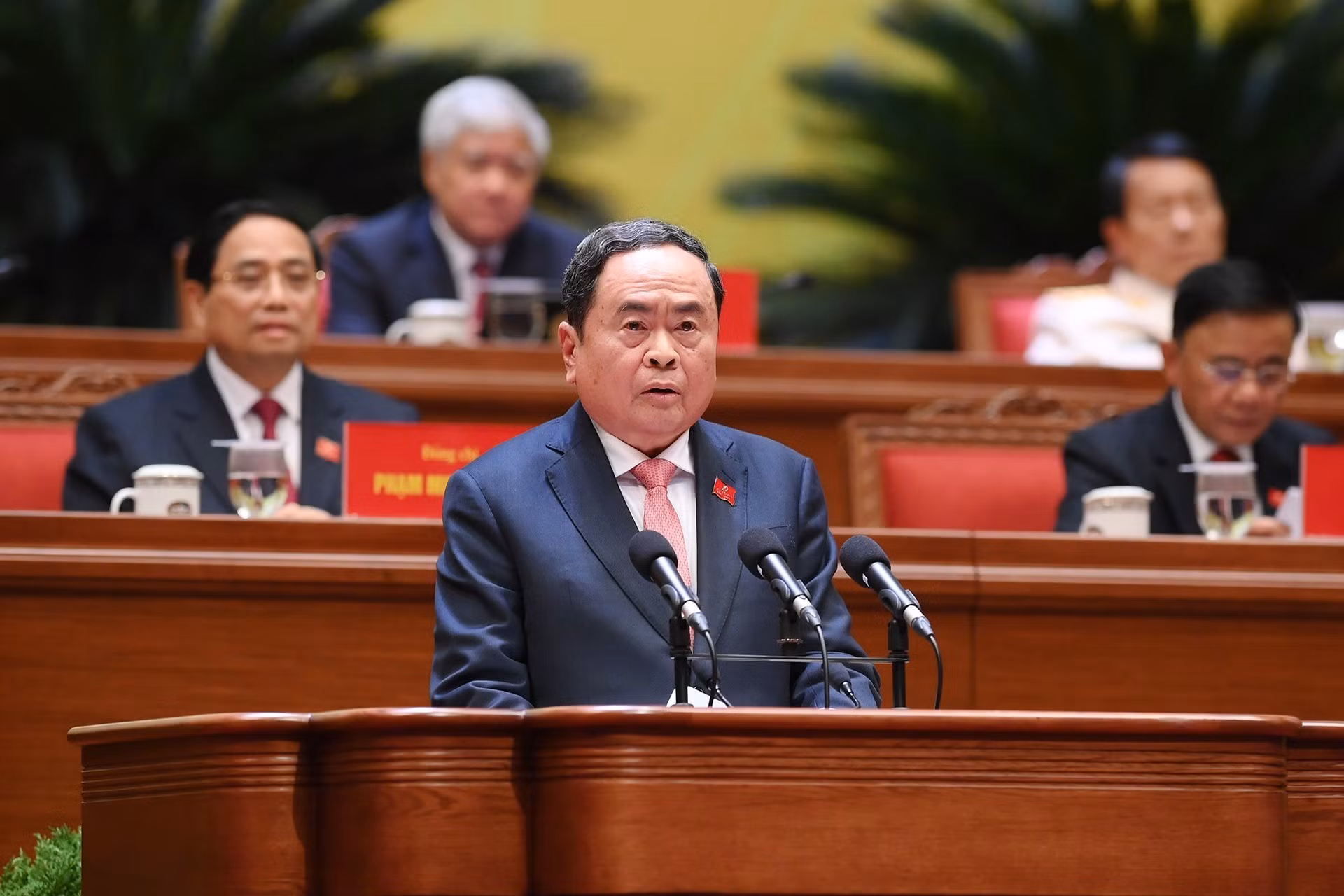 Đồng chí Trần Thanh Mẫn thay mặt Đoàn Chủ tịch báo cáo kết quả bầu Bộ Chính trị, Tổng Bí thư, Ban Bí thư, Ủy ban Kiểm tra Trung ương, Chủ nhiệm Ủy ban Kiểm tra Trung ương khóa XIV.