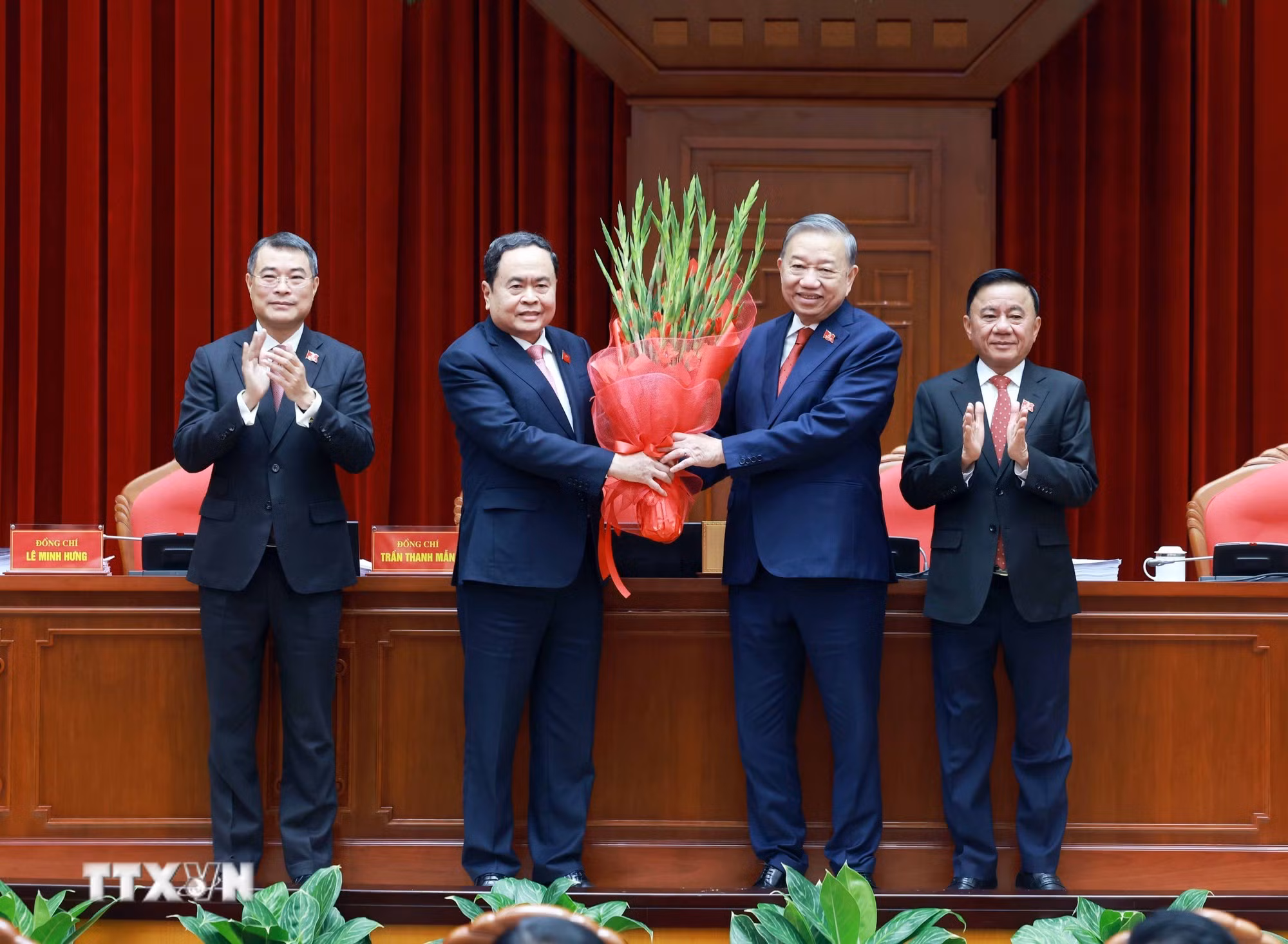 Ban Chấp hành Trung ương Đảng khóa XIV đã thống nhất tuyệt đối bầu đồng chí Tô Lâm, Tổng Bí thư Ban Chấp hành Trung ương Đảng khóa XIII tiếp tục giữ chức Tổng Bí thư Ban Chấp hành Trung ương Đảng khóa XIV. (Ảnh: TTXVN)