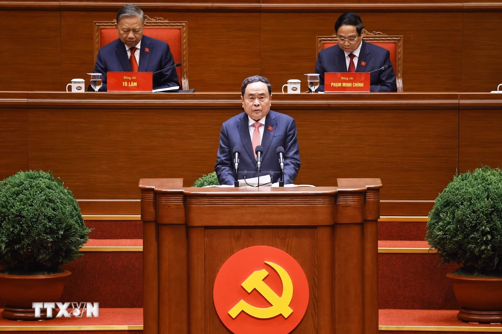 Đồng chí Trần Thanh Mẫn thay mặt Đoàn Chủ tịch báo cáo kết quả bầu Bộ Chính trị, Tổng Bí thư, Ban Bí thư, Ủy ban Kiểm tra Trung ương, Chủ nhiệm Ủy ban Kiểm tra Trung ương khóa XIV. (Ảnh: TTXVN)