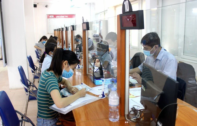 Hơn 700.000 người hưởng BHXH một lần: Tiêu tiền trước, thiệt về sau - Ảnh 3. Hơn 700.000 người hưởng BHXH một lần: Tiêu tiền trước, thiệt về sau - Ảnh 3.