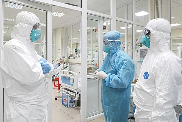 Sáng 25/11: Hơn 937.000 bệnh nhân COVID-19 đã khỏi; 10 việc F0 khi cách ly, theo dõi sức khoẻ tại nhà cần làm - Ảnh 1.