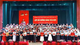 Bế giảng lớp bồi dưỡng đảng viên mới