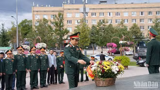 Đại tướng Phan Văn Giang dâng hoa tại Tượng đài Chủ tịch Hồ Chí Minh ở thủ đô Moskva, Liên bang Nga